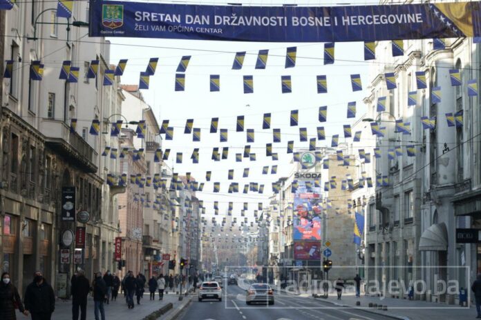 Sarajevo_Dan_drzavnosti_zastave_DZK05