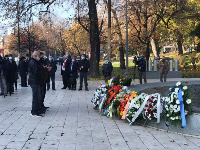 polaganje-cvijeca-djeci-opkoljenog-spomenika3-768x576