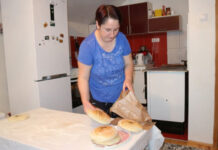 Srebrenicom se širi miris Melisinih somuna i kolača