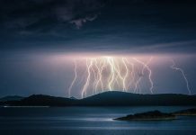 Kaos u Dalmaciji: Olujno jugo čupa stabla, odnosi krovove i izaziva prekide u saobraćaju i pomorskom prometu