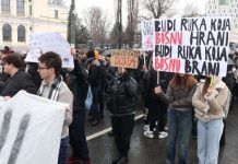 Šesti dan okupljanja u Sarajevu: Manji broj građana, ali poruka ostaje ista – od zahtjeva se ne odustaje