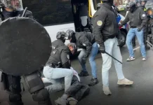 Napetosti ispred Specijalnog suda u Haagu: Policija privela nekoliko pristalica bivših čelnika OVK (VIDEO)